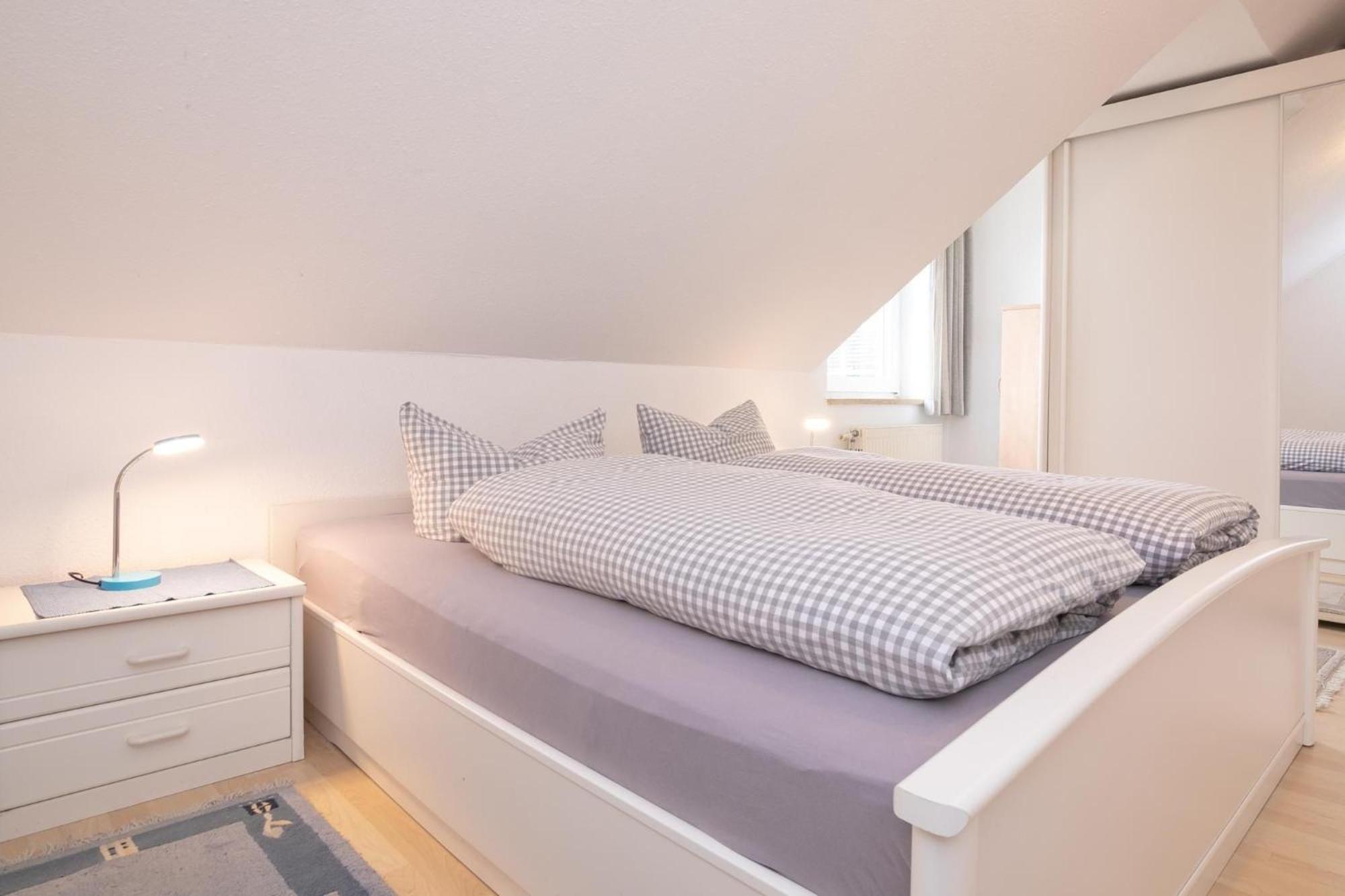 Familyhaus- 8 *